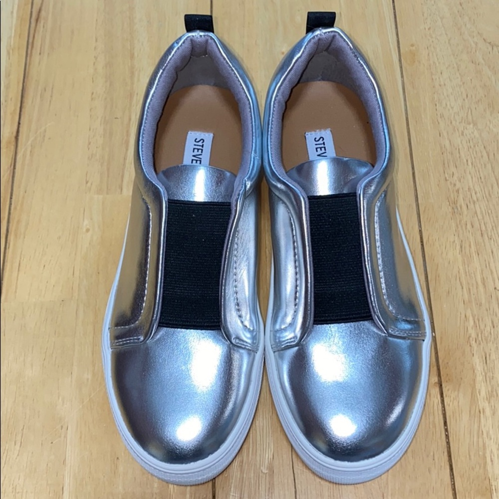 NWOB STEVE MADDEN GOALS SILVER SLIP ON US5.5